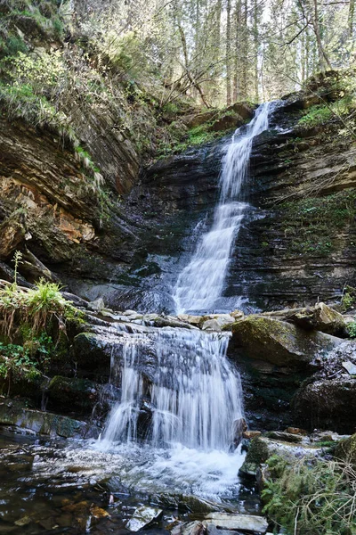 Cachoeira nas montanhas, natureza intocada, rio de montanha — Fotografia de Stock