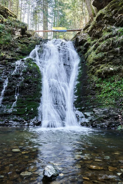 Cachoeira nas montanhas, natureza intocada, rio de montanha — Fotografia de Stock