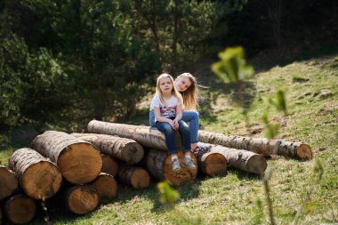 İlkbaharda dağlarda, devrilen ağaçlarda tatil.
