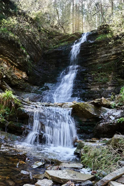 Cachoeira nas montanhas, natureza intocada, rio de montanha — Fotografia de Stock
