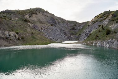 Taş ocağı gölü insanları dışarı taşır.
