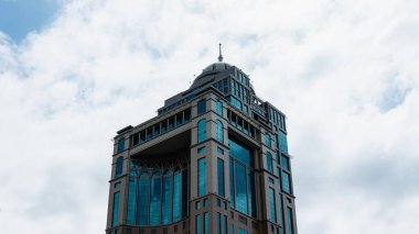 Kota Kinabalu, Sabah - 7 Ocak 2019: Sabah Şehir Merkezi 'nin açık mavi gökyüzü manzarası.