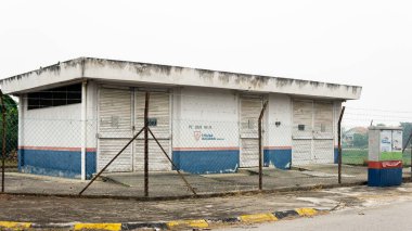 Selangor, Malezya - 19 Eylül 2019: Saujana Utama Tenaga Nasional Berhad (TNB) güvenlik tel örgüsü içinde. TNB geliştirilmiş ve konut alanına elektrik sağladı.