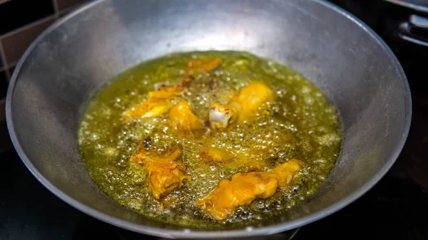 Vista Perto Uma Carne Crua Frango Frita Wok Com Óleo — Fotografia de Stock