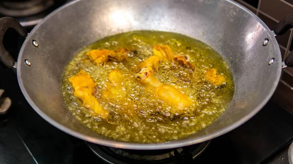 在厨房里 一个用热开水在锅里煎的生鸡肉的近景 自制的盘子 热油表面的气泡 — 图库照片