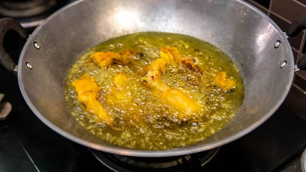 Vista Perto Uma Carne Crua Frango Frita Wok Com Óleo — Fotografia de Stock