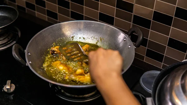 Menutup Pandangan Daging Ayam Mentah Goreng Wajan Dengan Minyak Mendidih — Stok Foto