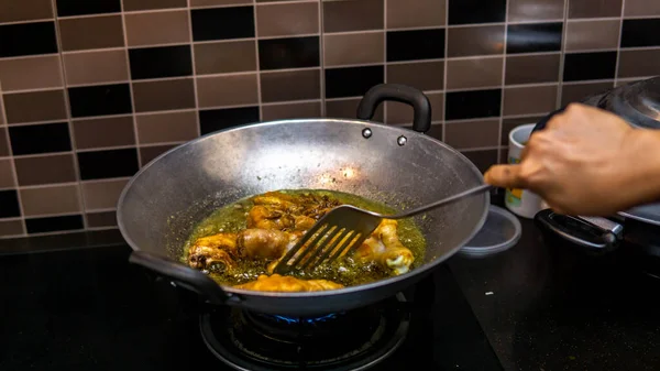 Vista Perto Uma Carne Crua Frango Frita Wok Com Óleo — Fotografia de Stock