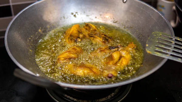 在厨房里 一个用热开水在锅里煎的生鸡肉的近景 自制的盘子 热油表面的气泡 — 图库照片