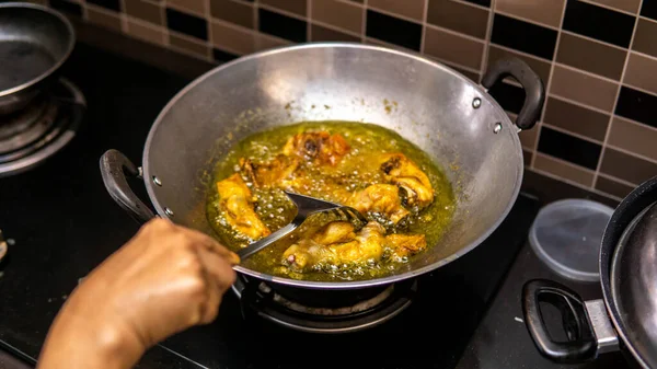 Vista Perto Uma Carne Crua Frango Frita Wok Com Óleo — Fotografia de Stock