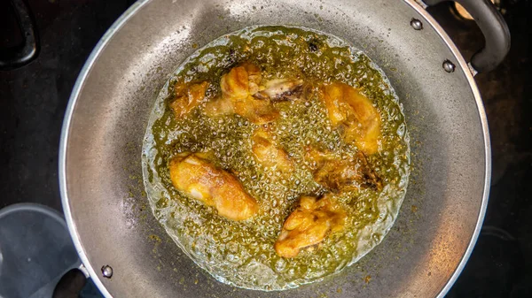 在厨房里 一个用热开水煎锅煎的生鸡肉的头像 自制的盘子 热油表面的气泡 — 图库照片