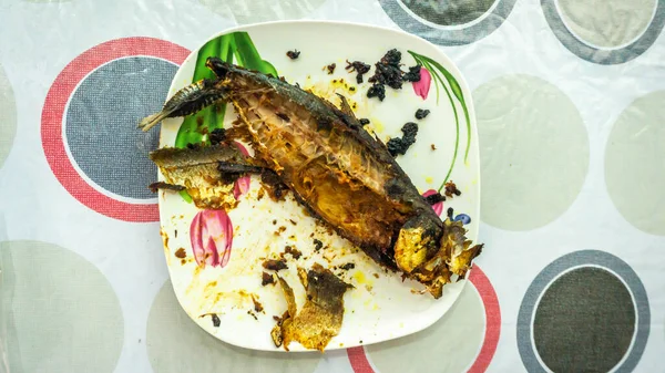 マレー語で Cencaru Bakar Sumbat Sambal のビューを閉じるか キッチンのテーブルの上の白いプレートで食べる魚の半分をグリルしました マレーシア風伝統料理 — ストック写真