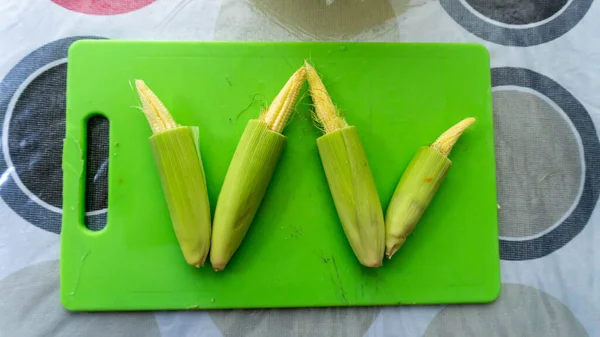 Close View Raw Baby Corn Green Knife Cutting Board Table — Stock Photo, Image