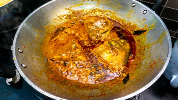 在厨房的煤气炉上 用金属吊车烹调的鱼头咖哩近景 鱼头咖哩是马来西亚菜中的一道菜 原产于印度和中国 — 图库照片
