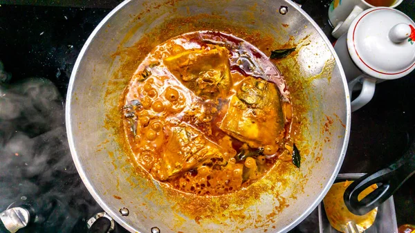 ハウスキッチンのガスコンロで金属製の鍋で調理された魚の頭カレーのビューを閉じます 魚の頭カレーは インドと中国の起源が混在したマレーシア料理の料理です — ストック写真