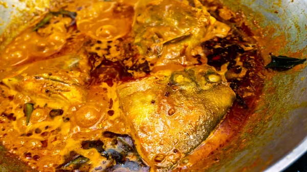 在厨房的煤气炉上 用金属吊车烹调的鱼头咖哩近景 鱼头咖哩是马来西亚菜中的一道菜 原产于印度和中国 — 图库照片