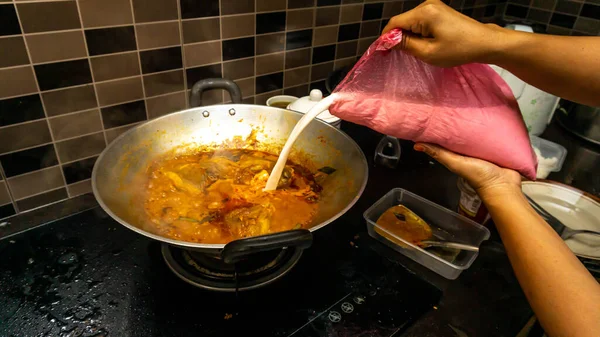 Mão Colocar Pouco Leite Coco Caril Cabeça Peixe Wok Metal — Fotografia de Stock