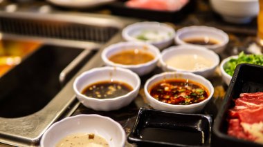 Japon restoranındaki yiyecekler için çeşitli soslar..