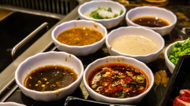 Japon restoranındaki yiyecekler için çeşitli soslar..
