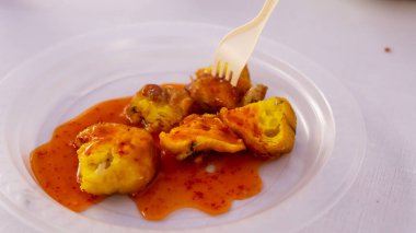 İzole edilmiş beyaz arka planda kırmızı biber soslu Cucur Udang veya Karides Çöreği, Malezyalılar arasında yaygın bir çay saati pastasıdır. Güneydoğu Asya ülkelerinde popüler bir çerez..