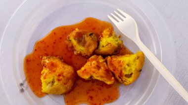 İzole edilmiş beyaz arka planda kırmızı biber soslu Cucur Udang veya Karides Çöreği, Malezyalılar arasında yaygın bir çay saati pastasıdır. Güneydoğu Asya ülkelerinde popüler bir çerez..