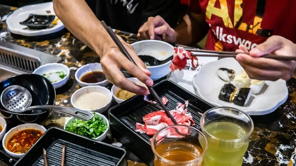 Vista Perto Pauzinho Segurando Uma Fatia Carne Crua Antes Mergulhar — Fotografia de Stock