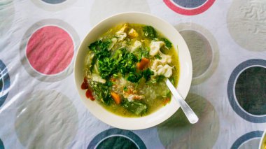 Karışık sebze çorbası ve soo hoon noodle tabağı. Havuç, lahana, brokoli ve haşlanmış yumurta karışımı. İyi diyet gıdaları. Kolay ev yapımı menü. Görüntü biraz bulanık..