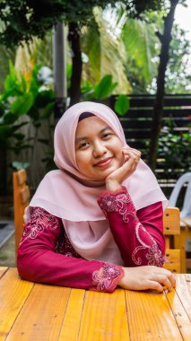 Tahta masada oturan, 