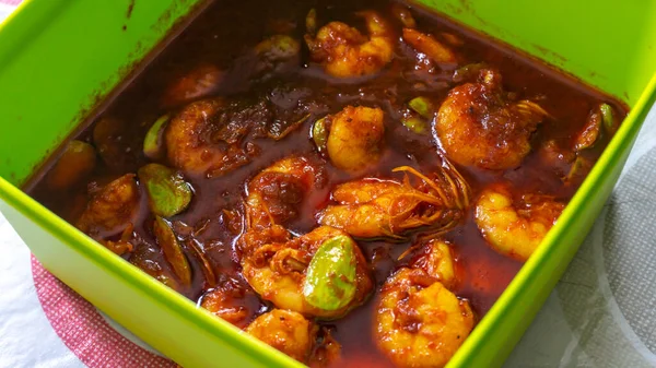 辣椒对虾或被称为 Sambal Udang 的虾在桌上的一个食品容器里 亚洲菜 一道火辣的小菜一碟 常用作任何饭食的配菜 — 图库照片