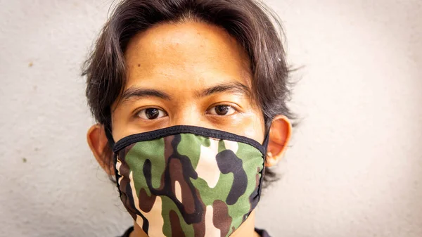 Portret Młodego Malajczyka Noszącego Wojskową Maskę Maskującą Białym Tle Etap — Zdjęcie stockowe