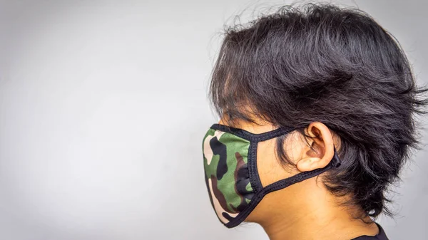 Sidovy Porträtt Ung Malaysisk Man Bär Armé Kamouflage Ansikte Mask — Stockfoto