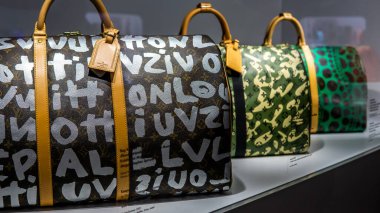 Kuala Lumpur, Malezya - 30 Temmuz 2019: Louis Vuitton Çanta Koleksiyon Sergisi Louis Vuitton KLCC 'nin Kuala Lumpur' daki Zaman Kapsülü Sergisi 'nde.