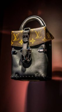 Kuala Lumpur, Malezya - 30 Temmuz 2019: Louis Vuitton Monogram Deri Kamera Kutusu El Çantası Zaman Kapsülü Sergisi Louis Vuitton KLCC, Kuala Lumpur.