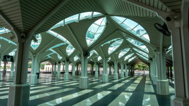 Kuala Lumpur, Malezya - 30 Temmuz 2019: Kuala Lumpur 'daki KLCC Camii' nin iç tasarım ve namaz salonunun manzarası.