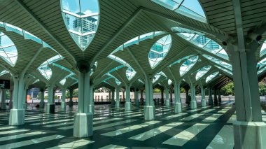 Kuala Lumpur, Malezya - 30 Temmuz 2019: Kuala Lumpur 'daki KLCC Camii' nin iç tasarım ve namaz salonunun manzarası.