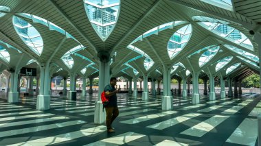 Kuala Lumpur, Malezya - 30 Temmuz 2019: KLCC Camii 'nin ya da Kuala Lumpur' daki Mescid as Syakirin 'in güzel iç tasarım çatısı altında yürüyen kırmızı sırt çantalı tanımlanamayan Müslüman adam.