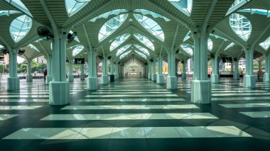 Kuala Lumpur, Malezya - 30 Temmuz 2019: Kuala Lumpur 'daki KLCC Camii' nin iç tasarım ve namaz salonunun manzarası.