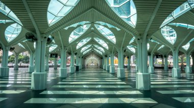 Kuala Lumpur, Malezya - 30 Temmuz 2019: Kuala Lumpur 'daki KLCC Camii' nin iç tasarım ve namaz salonunun manzarası.