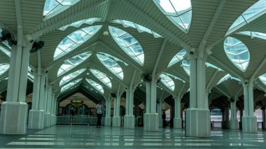 Kuala Lumpur, Malezya - 30 Temmuz 2019: KLCC Camii 'nin ya da Kuala Lumpur' da namaz kıldıktan sonra Mescid as Syakirin 'in güzel iç tasarım çatısı altında yürüyen kimliği belirsiz Müslüman adam.