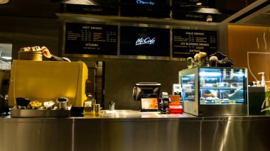 Kuala Lumpur, Malezya - 30 Temmuz 2019: Barista Kuala Lumpur 'daki McDonald' s restoranında kahve hazırlıyor. % 100 Arabika kahve çekirdeklerinden yapılmış yüksek kaliteli kahve..