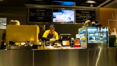 Kuala Lumpur, Malezya - 30 Temmuz 2019: Barista Kuala Lumpur 'daki McDonald' s restoranında kahve hazırlıyor. % 100 Arabika kahve çekirdeklerinden yapılmış yüksek kaliteli kahve..