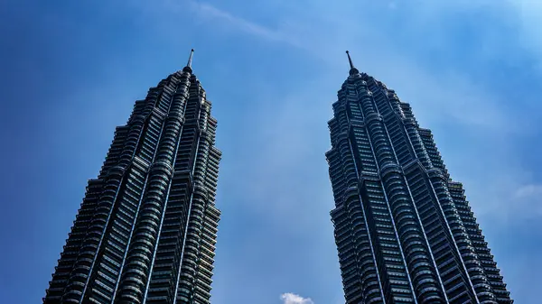 马来西亚吉隆坡 2019年7月30日 彼得罗尼亚双子塔 Petronas Twin Towers 或Klcc在城市的低视角视图 白天蓝天明亮 — 图库照片