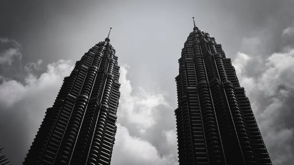 马来西亚吉隆坡 2019年7月30日 城市中Petronas Twin Towers Petronas Twin Towers 或Klcc的黑白低角视图 暗色概念 — 图库照片