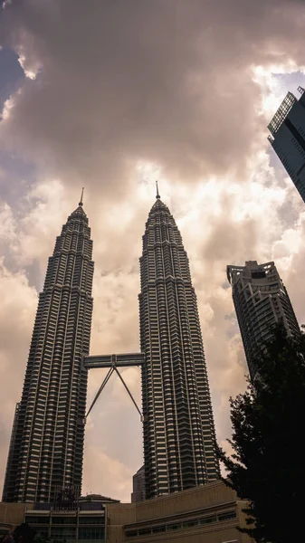 马来西亚吉隆坡 2019年7月30日 彼得罗尼亚双子塔 Petronas Twin Towers 或Klcc的低视角景观 — 图库照片