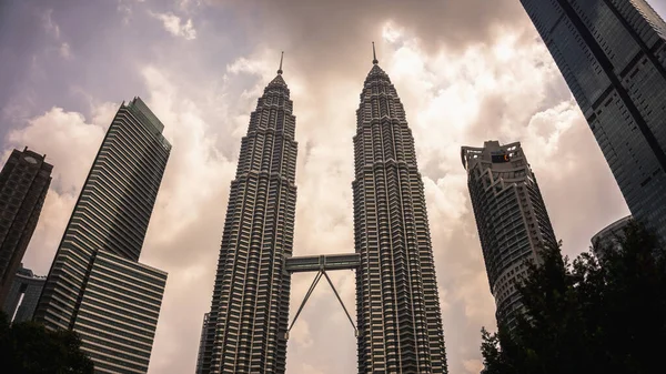 马来西亚吉隆坡 2019年7月30日 彼得罗尼亚双子塔 Petronas Twin Towers 或Klcc的低视角景观 — 图库照片