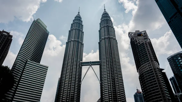 马来西亚吉隆坡 2019年7月31日 彼得罗尼亚双子塔 Petronas Twin Tower 或Klcc的低视角视图 位于城市周围 周围都是蓝天背景的摩天大楼 — 图库照片