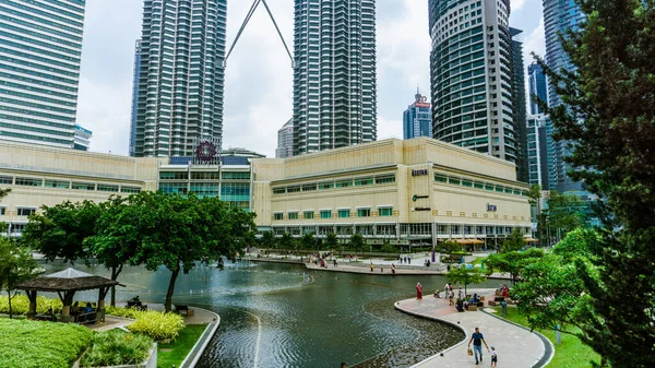 马来西亚吉隆坡 2019年7月30日 彼得罗尼亚双塔 Petronas Twin Towers 和苏里亚Klcc Suria Klcc 前的Klcc公园湖景 — 图库照片