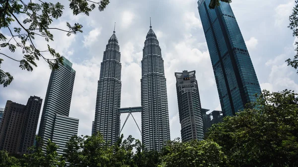 马来西亚吉隆坡 2019年7月30日 彼得罗尼亚双子塔 Petronas Twin Towers 简称Klcc 在城市周围的低角景观 高耸的摩天大楼和晴朗的蓝天 — 图库照片