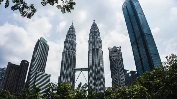 马来西亚吉隆坡 2019年7月30日 彼得罗尼亚双子塔 Petronas Twin Towers 简称Klcc 在城市周围的低角景观 高耸的摩天大楼和晴朗的蓝天 — 图库照片