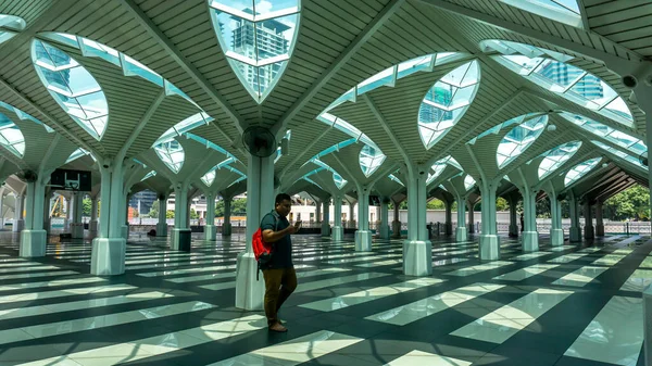Kuala Lumpur, Malezya - 30 Temmuz 2019: KLCC Camii 'nin ya da Kuala Lumpur' daki Mescid as Syakirin 'in güzel iç tasarım çatısı altında yürüyen kırmızı sırt çantalı tanımlanamayan Müslüman adam.